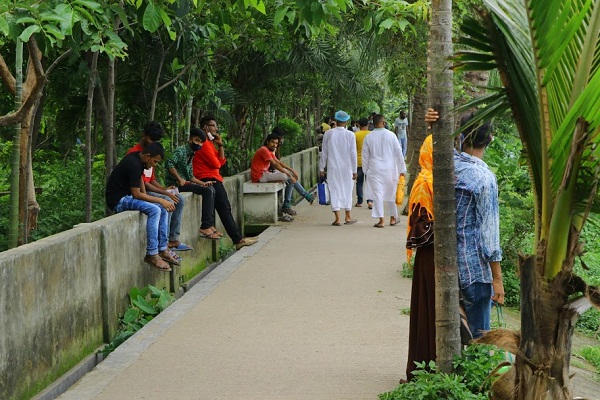 অযথাই ঘুরাফেরা করে!